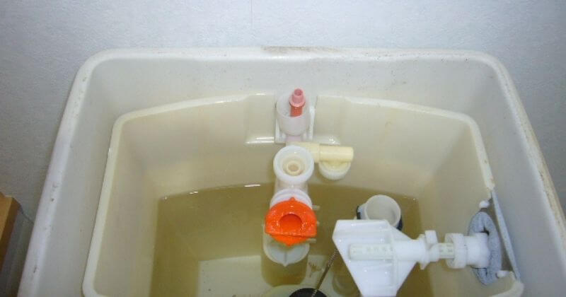 水漏れ修理中のトイレタンク内