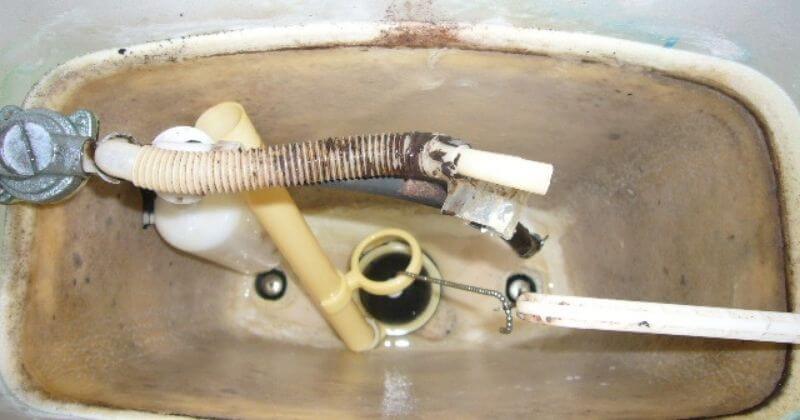 トイレタンク内で折れているサイフォン管