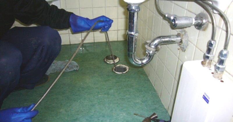 雑排水管の高圧洗浄作業状況