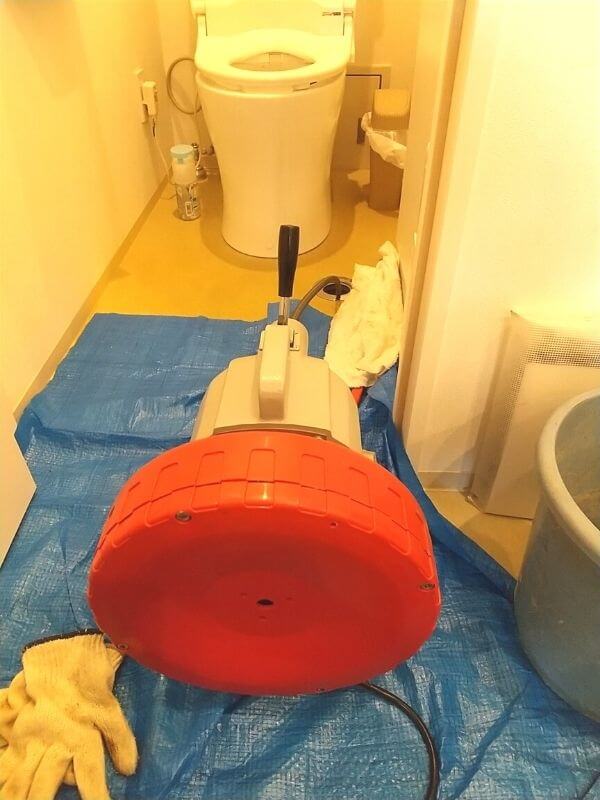 トイレつまり修理のために掃除口からワイヤーを挿入したところ