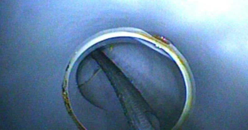 排水管の継手を洗管ホースが通過した画像