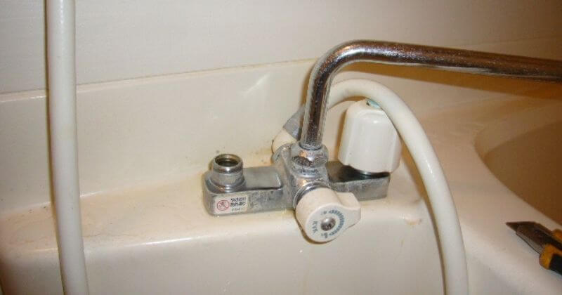 浴室2ハンドル水栓修理中