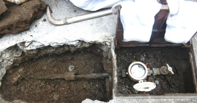 漏水修理のためにコンクリートを斫った状態