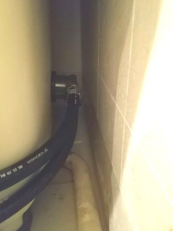 浴槽と追い出い配管、循環金具が繋がった状態