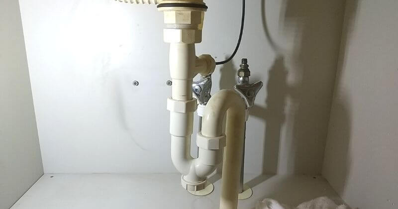 既設の水栓を取り外した状態の洗面下