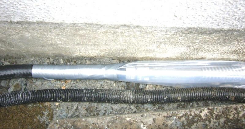 波状ステンレス管とメーターフレキの異種管接続状況