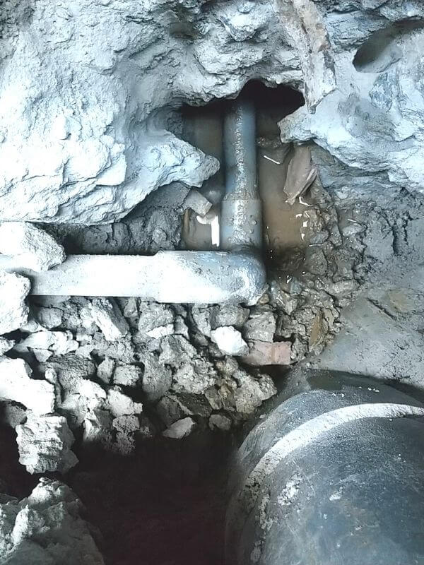 漏水修繕のためにコンクリートを斫った状態