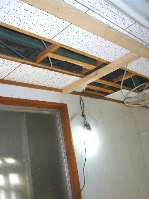 天井を開口した照明器具と換気扇の配線状況